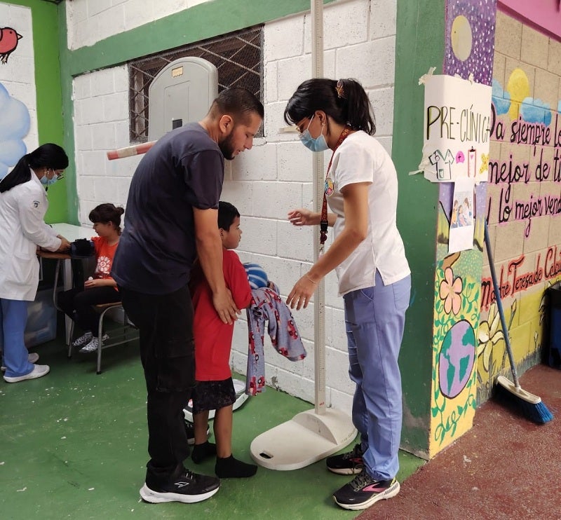 Niño recibiendo atención en feria de salud de FUNDAMOR