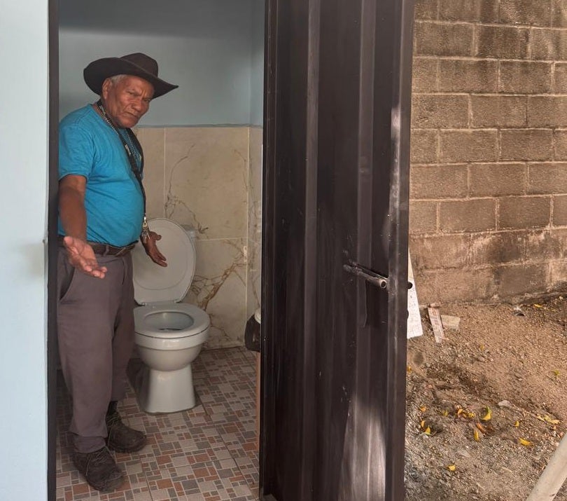 servicio sanitario remodelado en CIS Reitoca