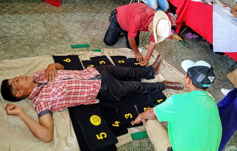 Colaboradores voluntarios aprenden a usar traje antichoque