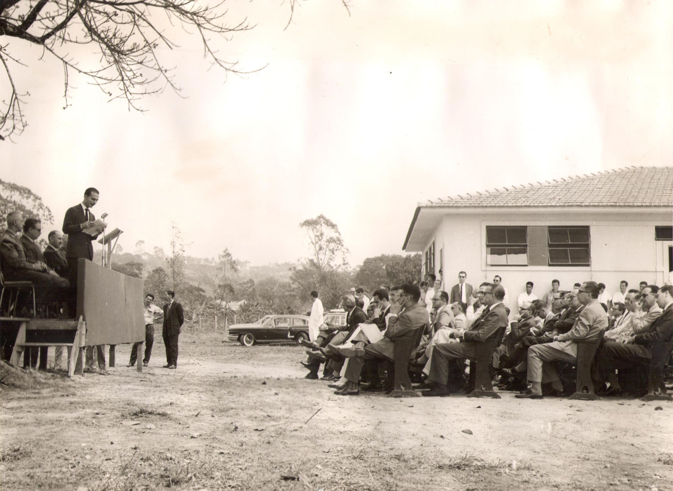 ""inaguración del Centro Panamericano de Fiebre Aftosa en 1951, en Duque de Caxias con el Ministro de Agricultura de Brasil y distintas autoridades nacionales