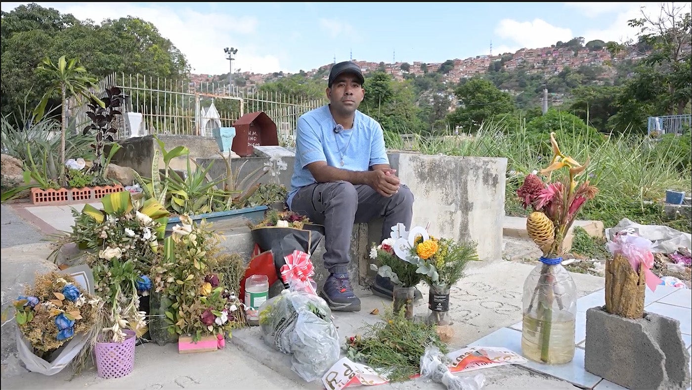 Las cinco personas con las que vivía el doctor Nelson Magallanes murieron tras los terremotos del 24 de junio: su abuela, sus padres, una prima de su madre y su sobrino