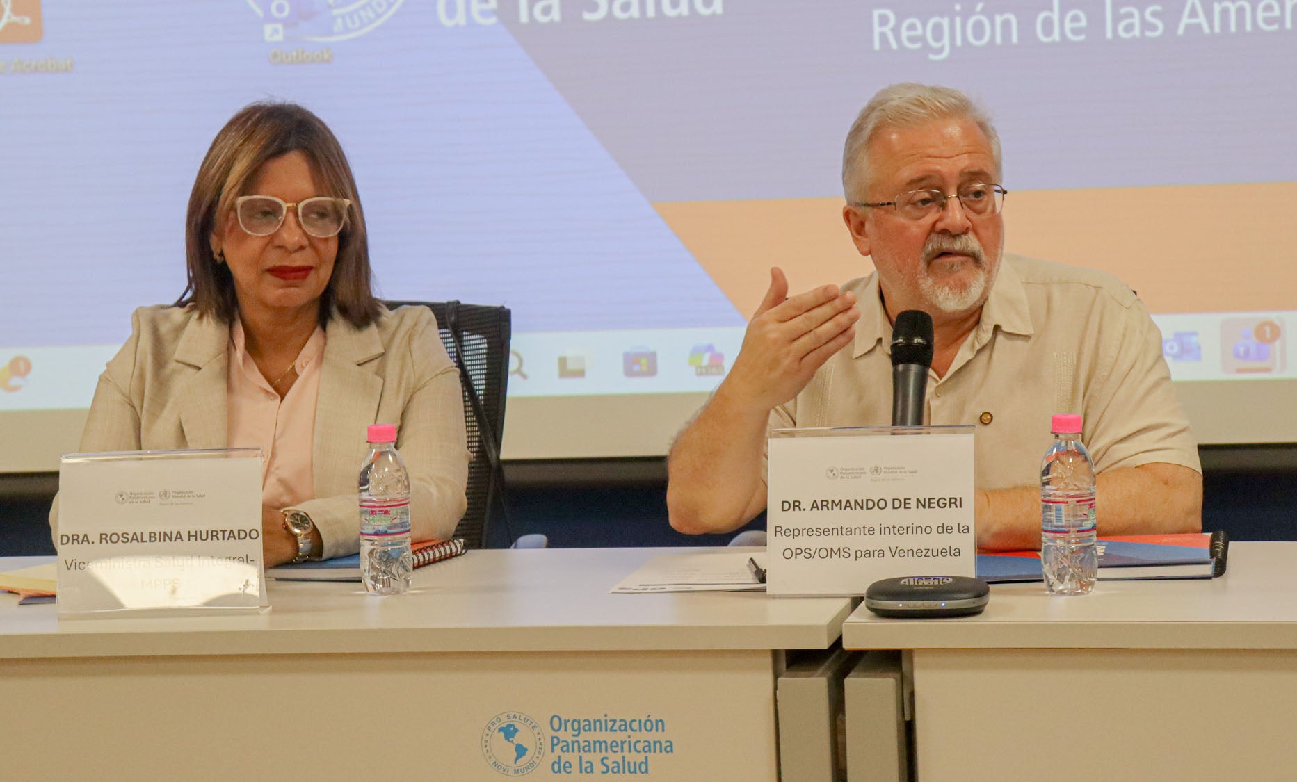 Rosalbina Hurtado, viceministra de Redes de Salud Integral, junto al representante de la OPS en Venezuela, Armando De Negri Filho