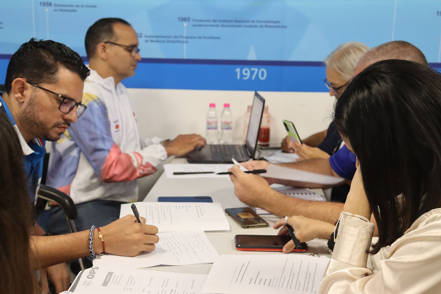 Luego de una sesión inicial y antes de la plenaria final, el público asistente se dividió en seis grupos para trabajar diferentes aspectos relacionados con los servicios de rehabilitación