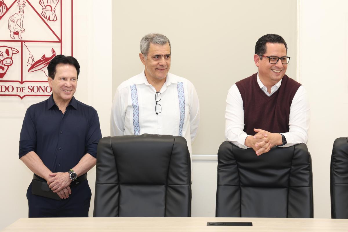 Funcionarios en trabajos en Sonora