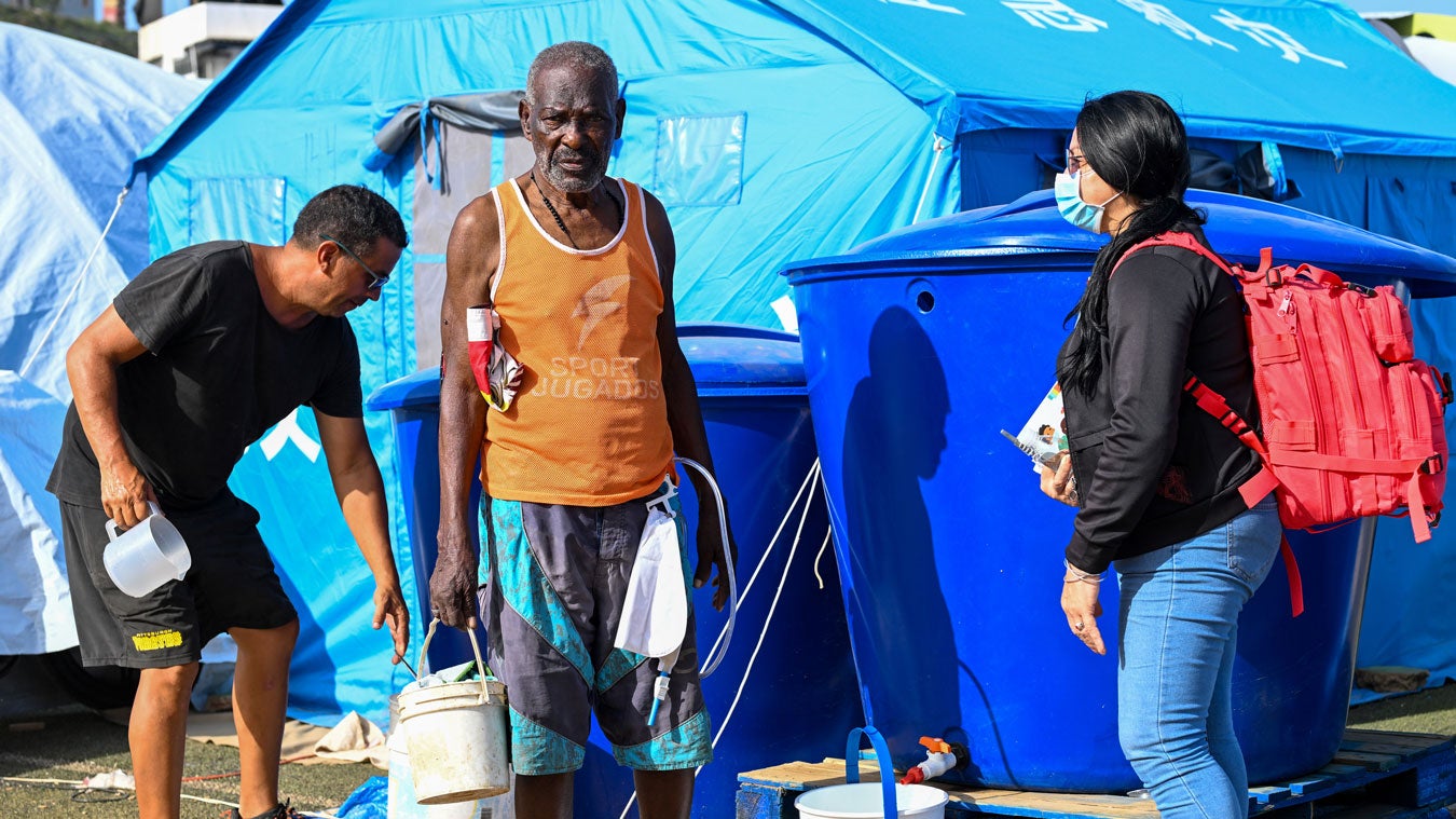 Auris Vega pregunta por personas con fiebre, diarrea o erupciones en la piel, revisa las condiciones de agua y saneamiento, identifica a quienes necesitan seguimiento por enfermedades crónicas 