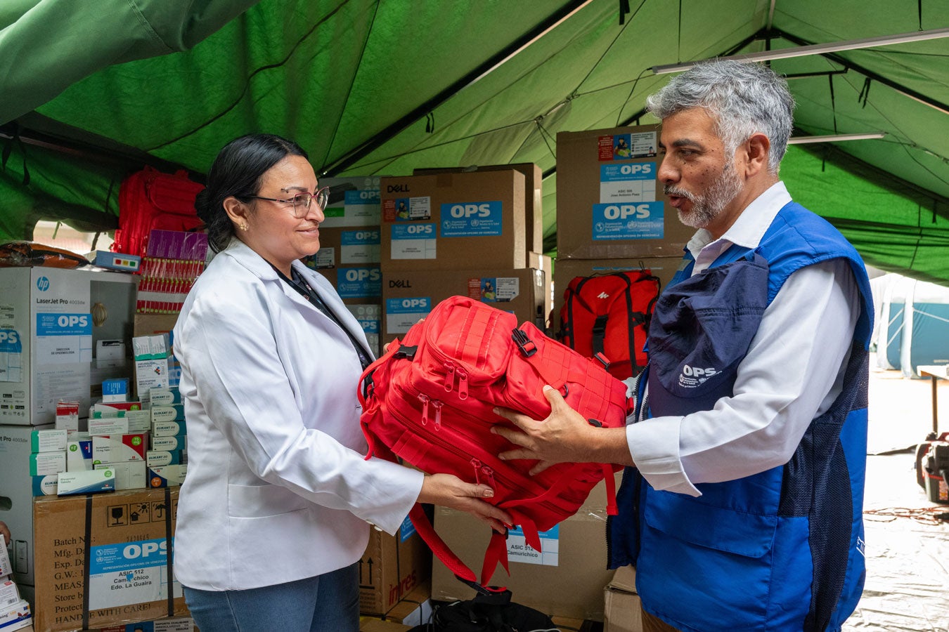 Entrega de morrales médicos y de supervivencia