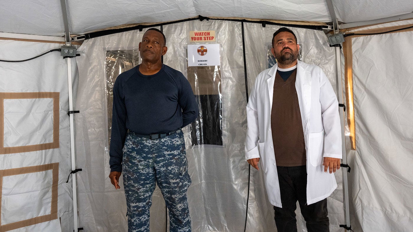 Anderson Goodridge, jefe del Equipo Médico de Emergencia (EMT) de Barbados en Venezuela, junto al médico venezolano Dr. Carlos Marrón en el hospital móvil de Guarenas, Miranda. Ambos coordinan diariamente el trabajo de los profesionales de salud de Barbados y Venezuela para brindar atención a las comunidades afectadas por el terremoto.