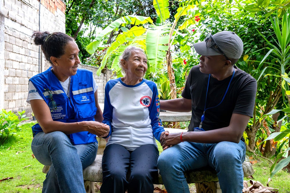 Elisa Margot Rodríguez de Longa, 76, with the PAHO/WHO Immunization Advisor in Venezuela and a vaccinator in La Guaira. After more than two decades of vaccinating people in communities, Elisa remains close to the new generations of vaccinators she helped train.