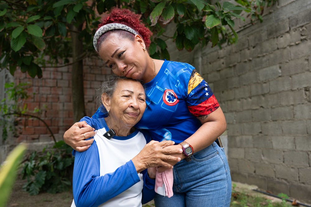 Elisa remains a close and trusted figure for the vaccinators who learned from her. Following the earthquakes, her former colleagues resumed their visits to communities and temporary shelters to ensure vaccination services continued. After more than 20 years as a vaccinator, Elisa knows several generations of families in La Guaira. Today, many of the health workers she helped train continue vaccinating people in communities and temporary shelters affected by the earthquakes.