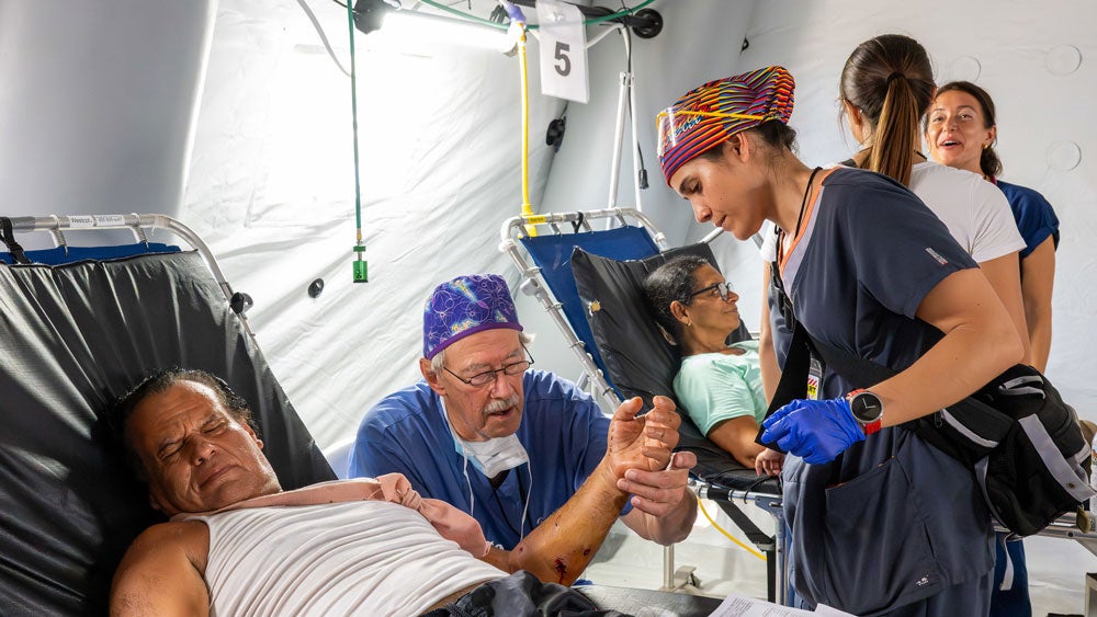 El Equipo Médico de Emergencia Tipo 3 de Samaritan’s Purse instaló un hospital de emergencia en La Guaira, con capacidad para brindar hospitalización, cirugía y cuidados intensivos a pacientes que requieren atención hospitalaria de mayor complejidad tras el terremoto.