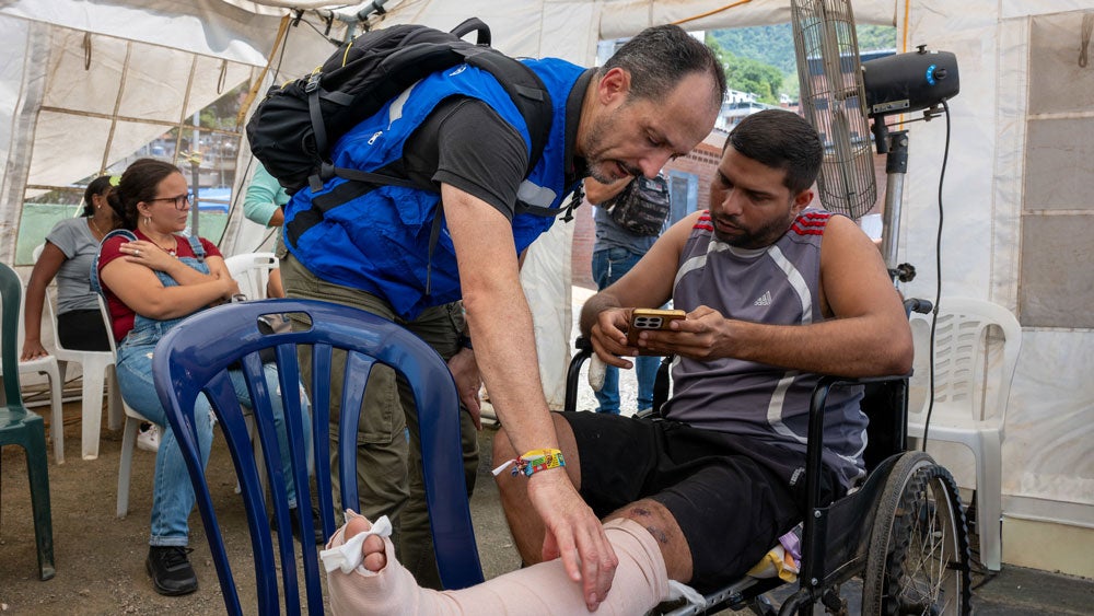 El Equipo Médico de Emergencia Tipo 3 de Samaritan’s Purse instaló un hospital de emergencia en La Guaira, con capacidad para brindar hospitalización, cirugía y cuidados intensivos a pacientes que requieren atención hospitalaria de mayor complejidad tras el terremoto.