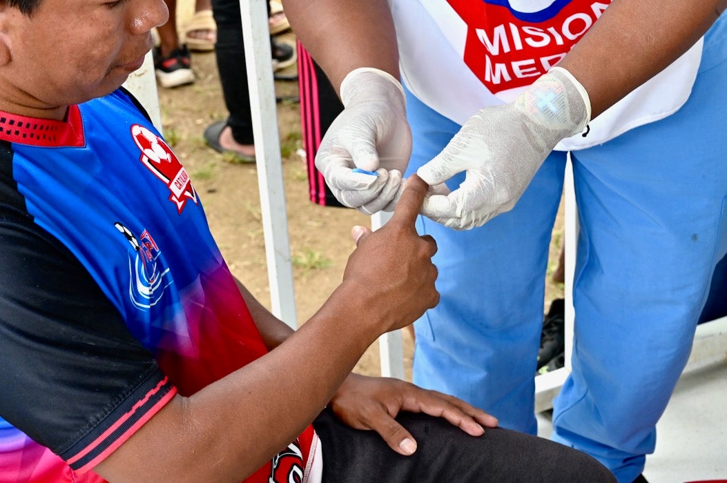 persona sacando una prueba de malaria