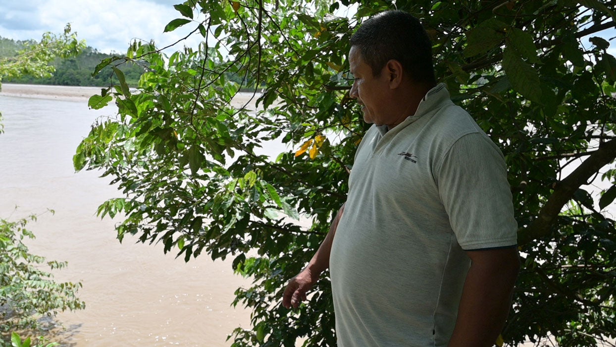 Persona viendo el rio San Jorge