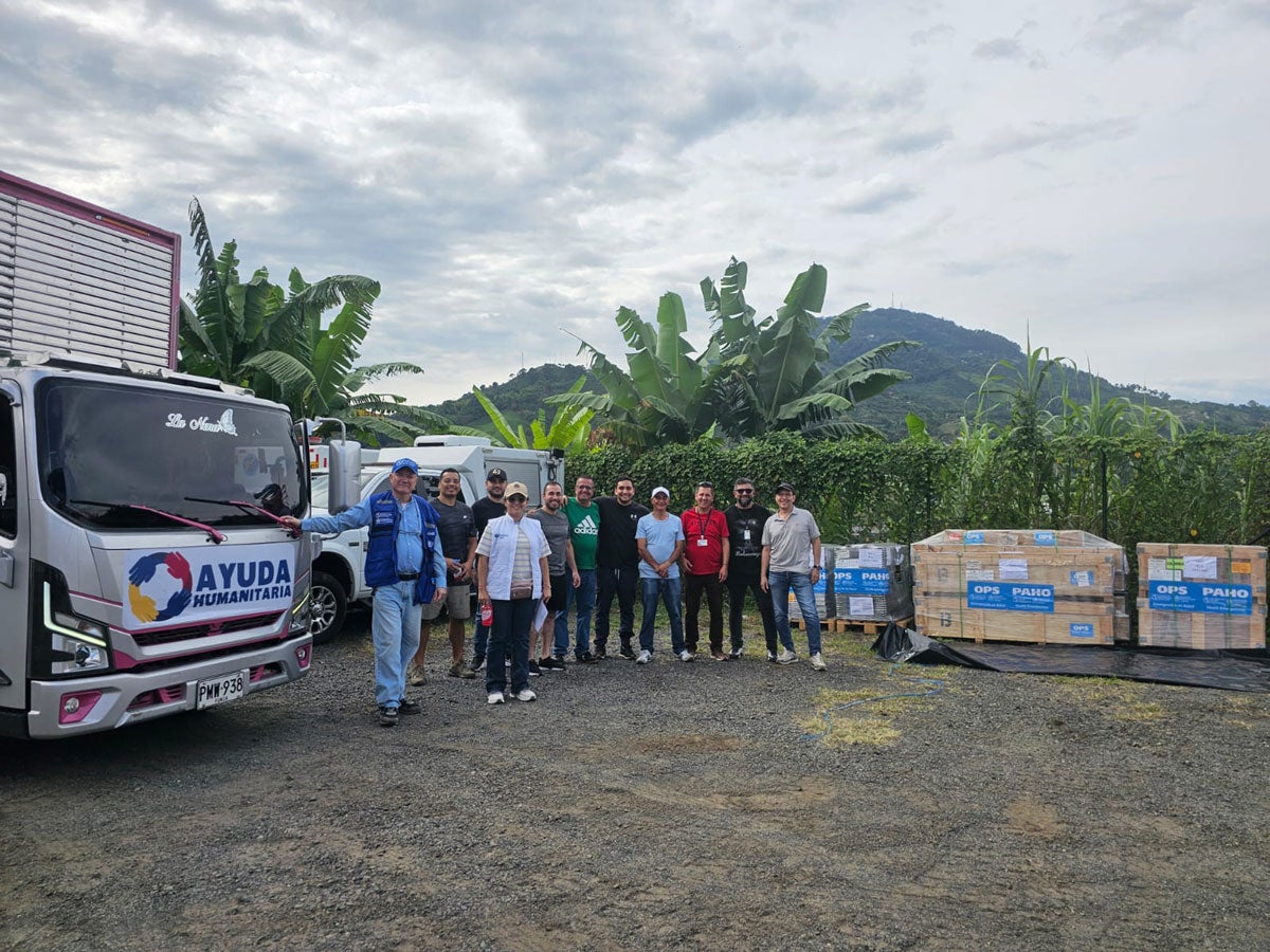 Foto de grupo. Equipo de asistencia humanitaria.