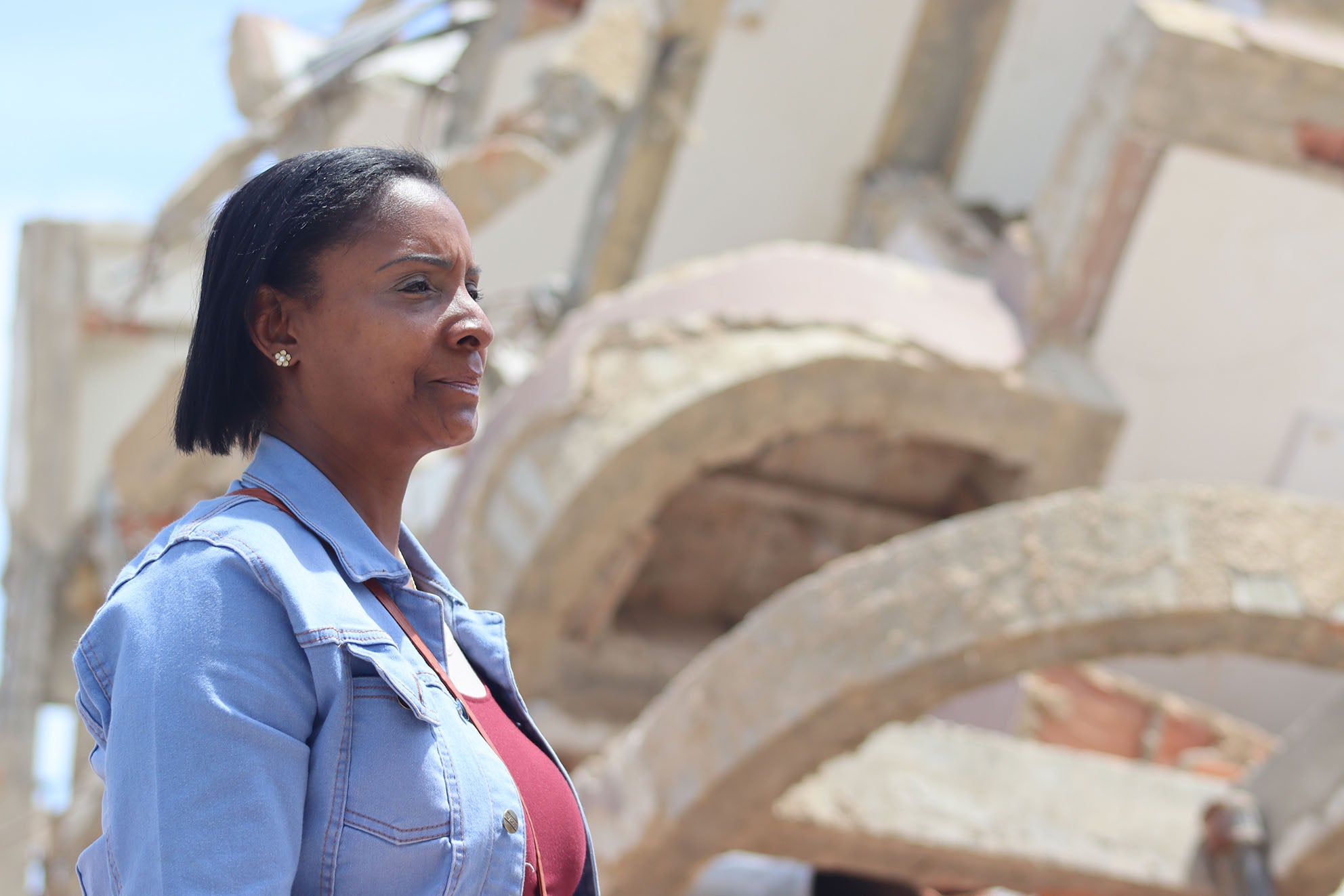 Migdalis Ramos, coordinadora de salud mental en La Guaira por el MPPS, ante las ruinas de lo que alguna vez fue su hogar