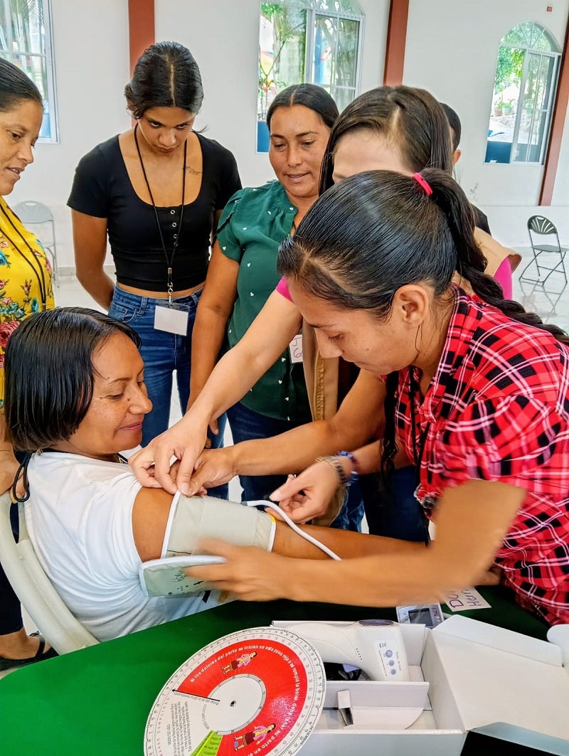 Promotoras aprender a medir la presión arterial