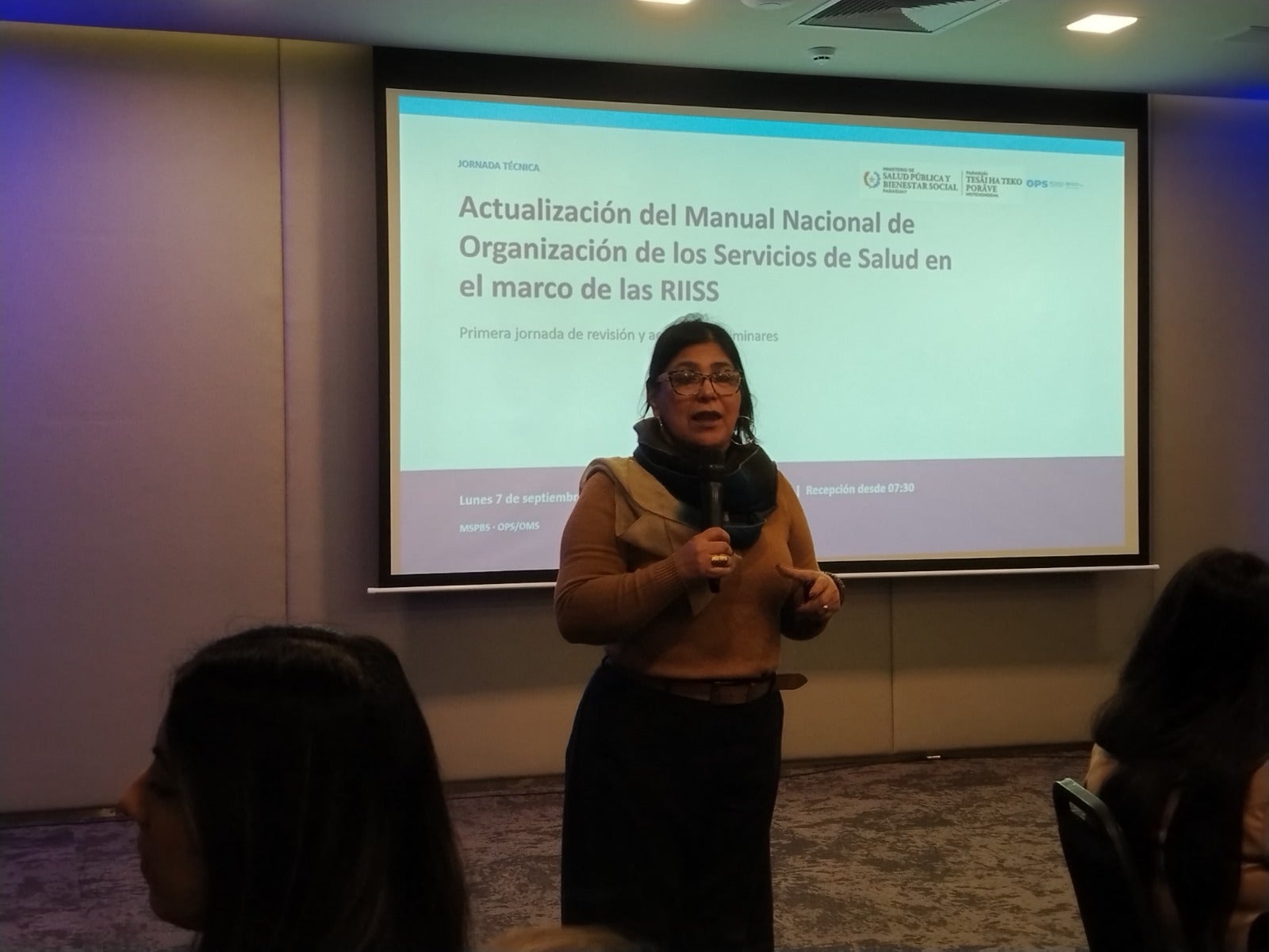 Dra Lis Ovelar facilitadora del taller 