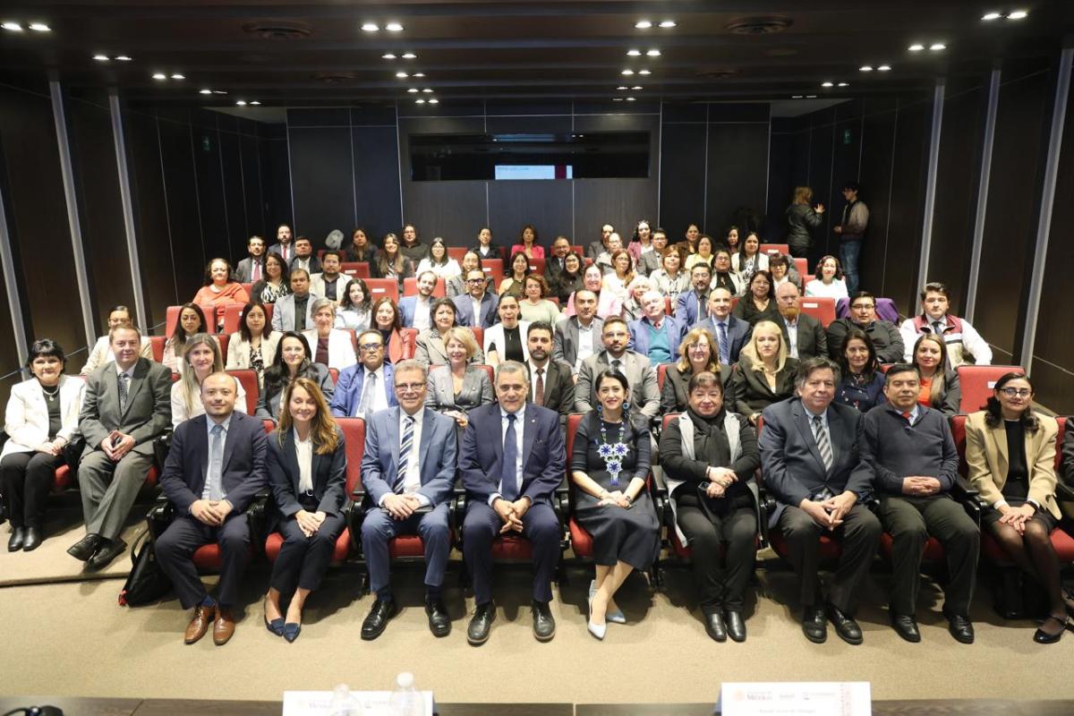 Foto grupal de participantes en la Secretaría de Salud