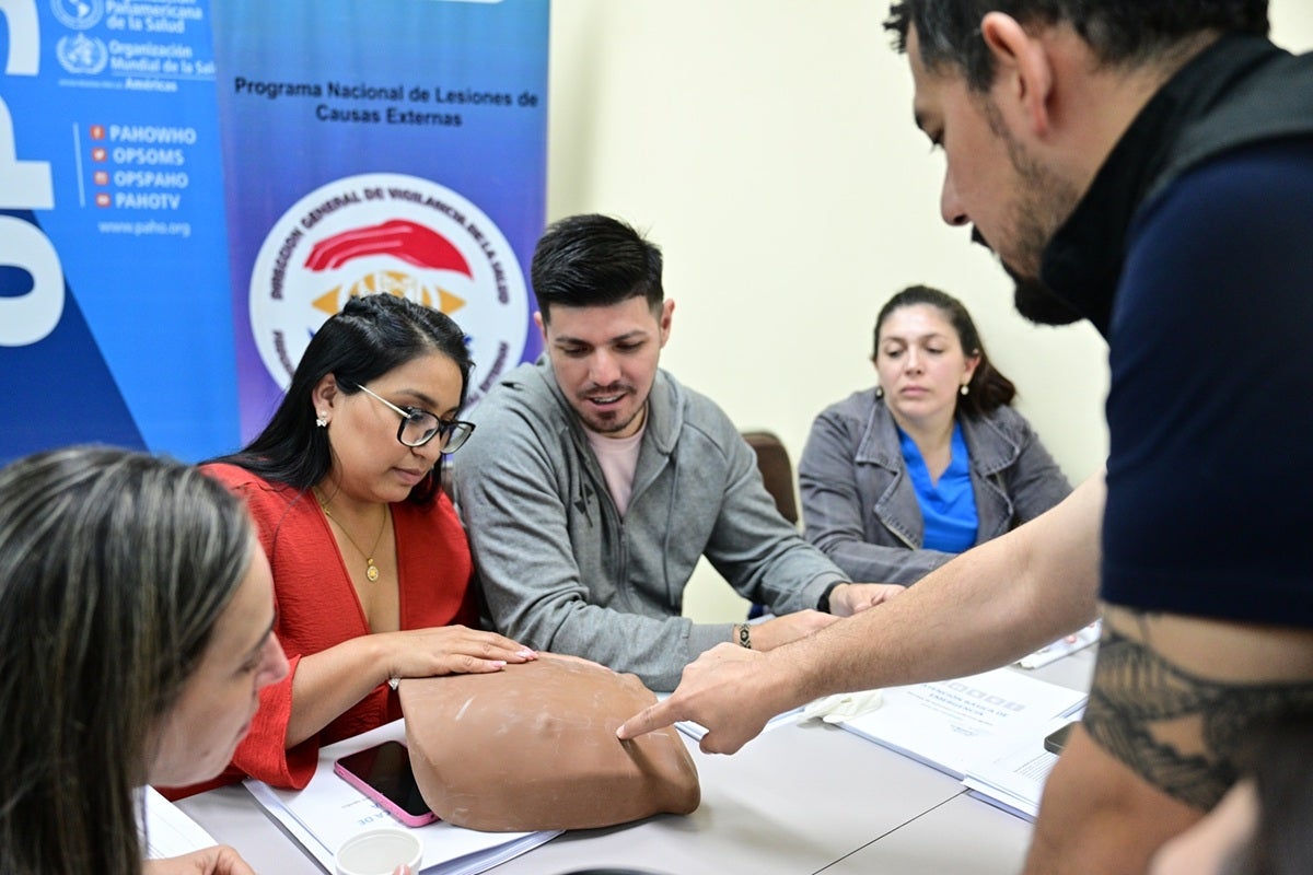 Un instructor muestra puntos claves de la revisión de un torso de una persona siniestrada