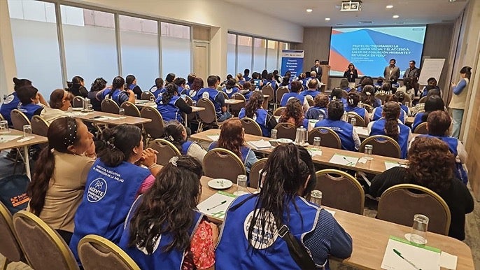 OPS/OMS – | Agentes comunitarios de salud durante una sesión práctica de capacitación en vigilancia comunitaria del dengue.