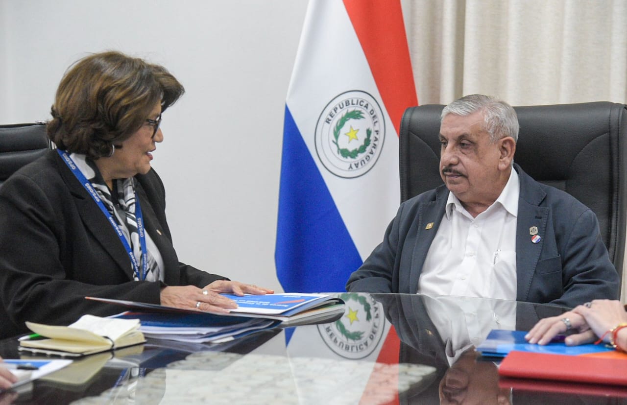 Dra Haydee Padilla y el Ministro de Salud, Prof. Dr. Isaías Fretes