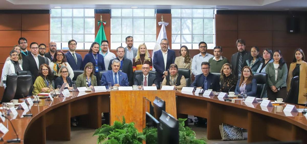 Foto grupal de reunión con subsecretario de Políticas de Salud y Bienestar Poblacional, Rafael Valdez Vázquez y su equipo de gestión