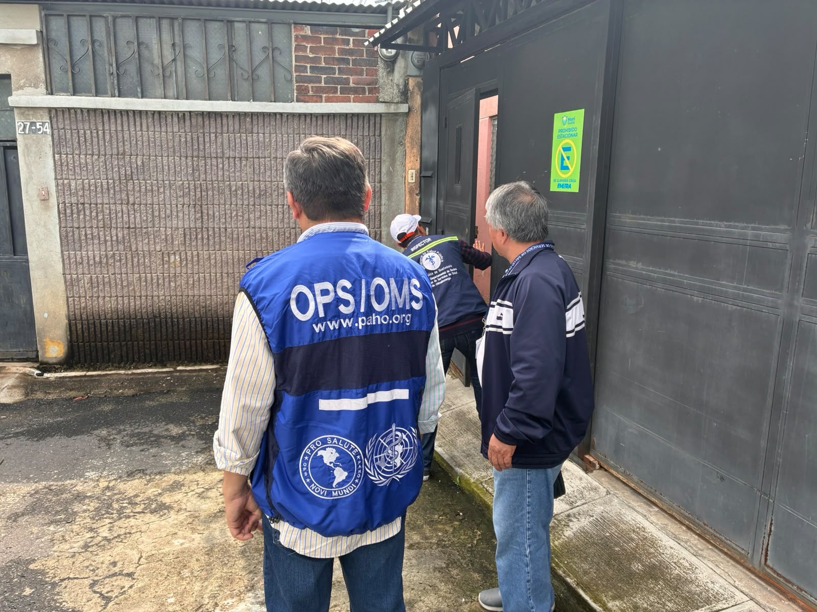 """"técnico ops guatemala acompañando profesionales de salud en la estimación de población canina en Guatemala