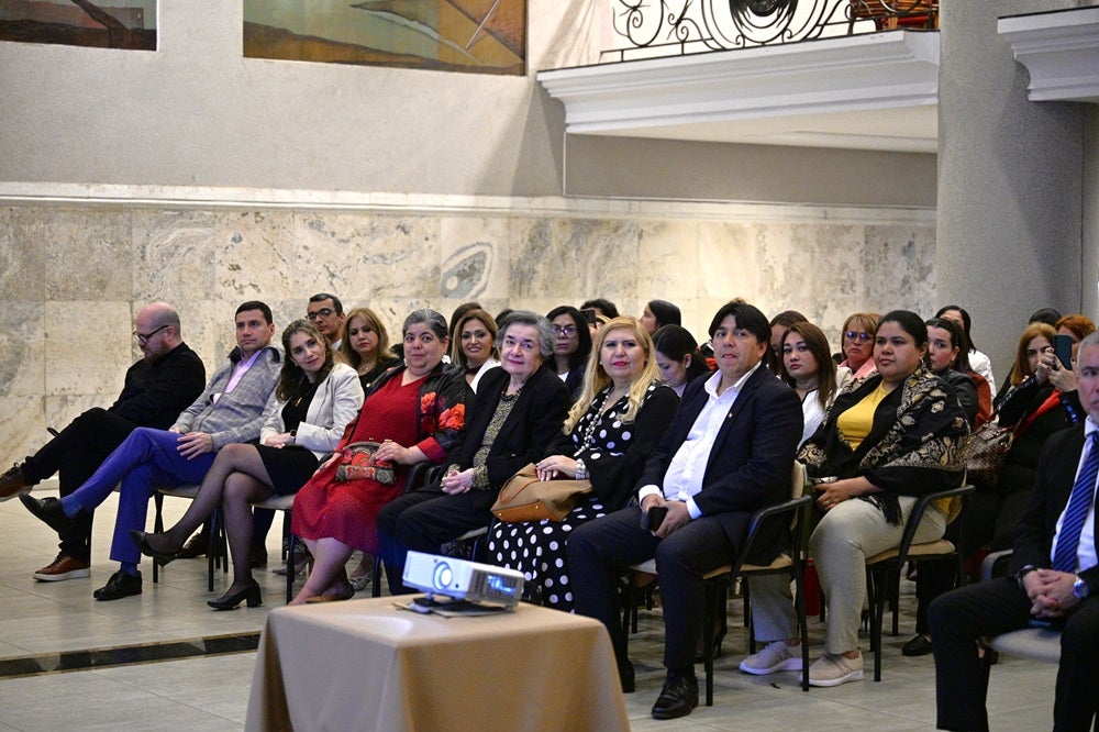 Participantes del lanzamiento del Manual de Obstetricia