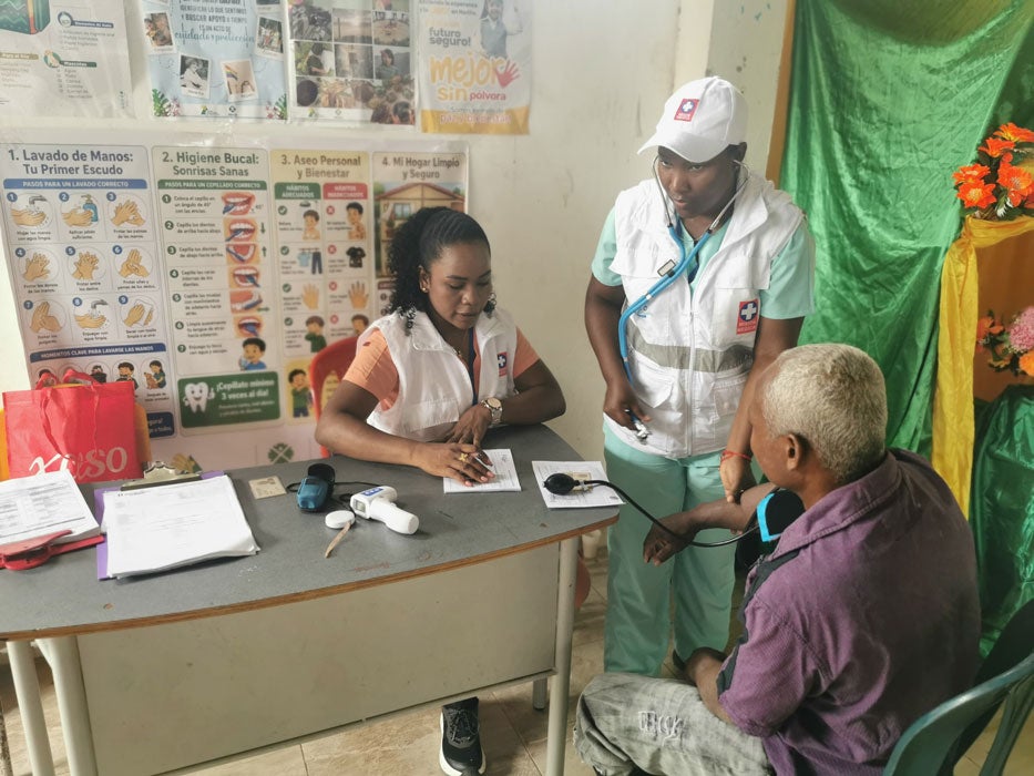 consultorio de salud con personal asistencia