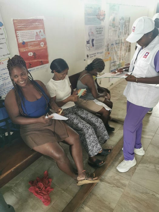 Personas en espaera con persona de mision medica