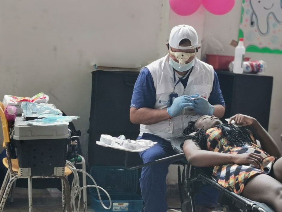 personas en un consultorio de odontologia
