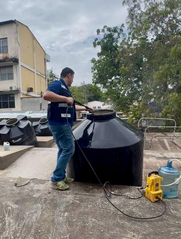 Llenado de tanque de agua en establecimiento de salud