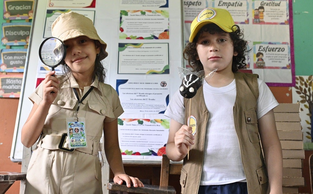 Niños que aprenden a controlar los criaderos de mosquitos
