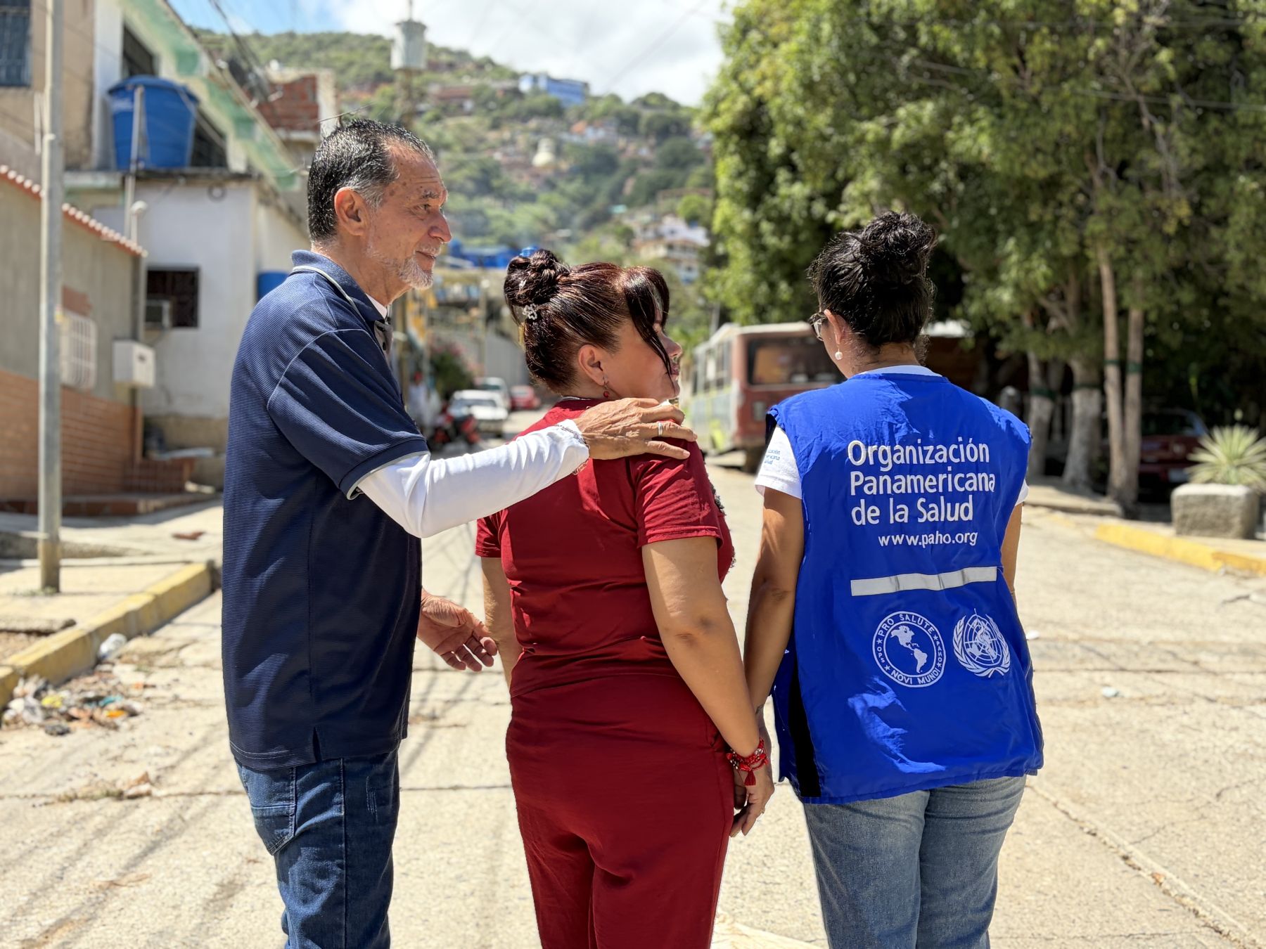 Yarima junto a su esposo y la consultora nacional de salud mental de OPS Venezuela, Joyaira Lugo