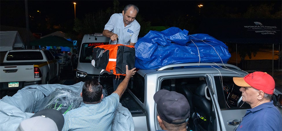 Fotografía de la descarga de las las 20 Mochilas de Emergencia Médica donadas por la OPS/OMS al MINSA Panamá 