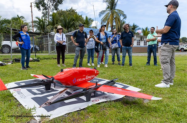 Fotografía del equipo de la misión durante la visita del proyecto "Todos estamos bien, Nun jukrä tä kwin" en la comarca Ngäbe-Buglé en Panamá