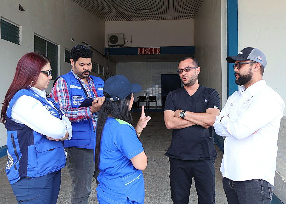 El trabajo con líderes comunitarios y responsables de albergues busca facilitar la notificación oportuna de eventos de salud y reforzar las prácticas de higiene y manejo seguro de alimentos tras el terremoto.  Veraguas, Panamá, 27 de octubre de 2026 (OPS/OMS). Equipos del Ministerio de Salud (MINSA) y de la Organización Panamericana de la Salud/Organización Mundial de la Salud (OPS/OMS) fortalecieron la vigilancia comunitaria y las acciones de prevención en albergues temporales y comunidades de los distrito