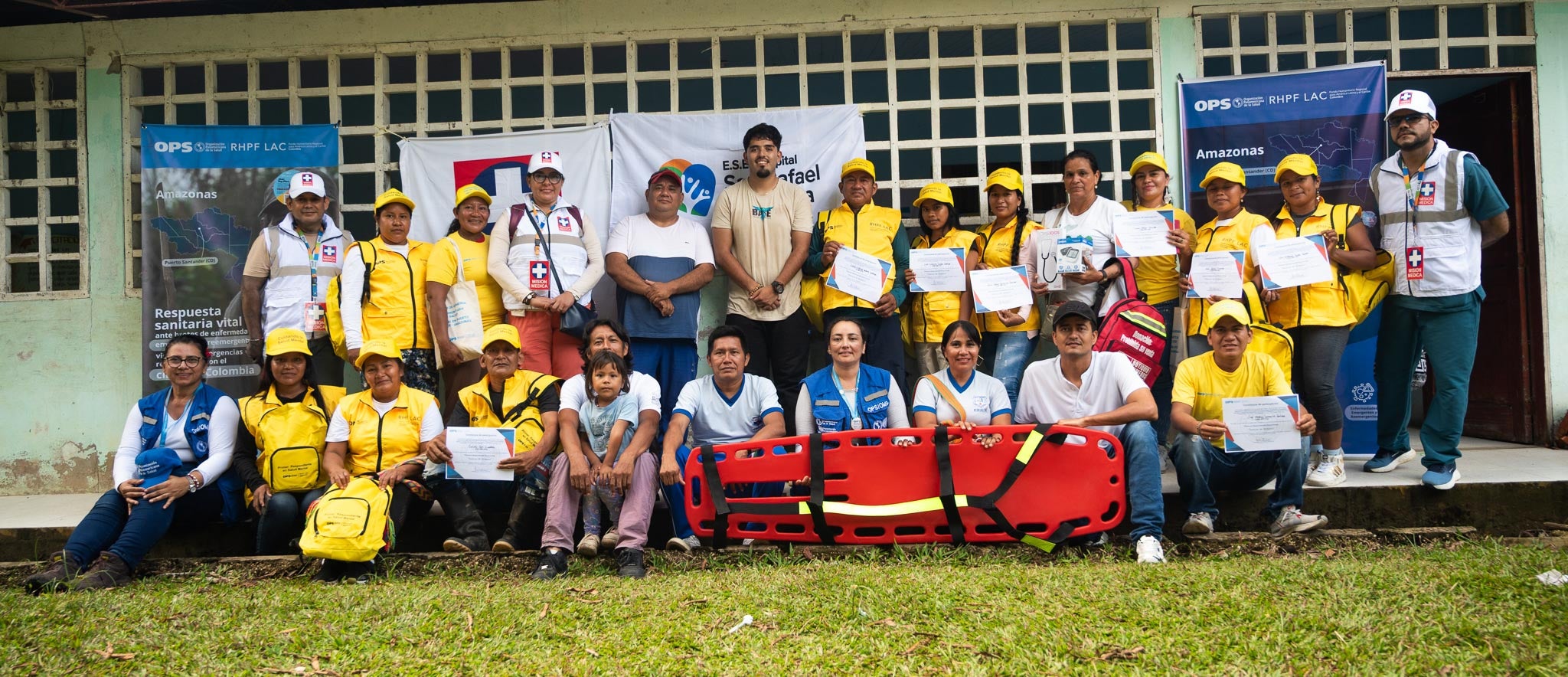 grupo de personas posando a la camara