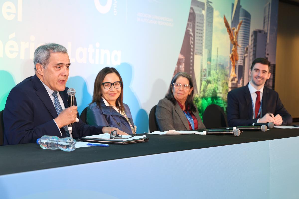 Participantes de sesión titulada “La evolución del autocuidado en 25 años: logros, transformaciones y próximas oportunidades en América Latina”