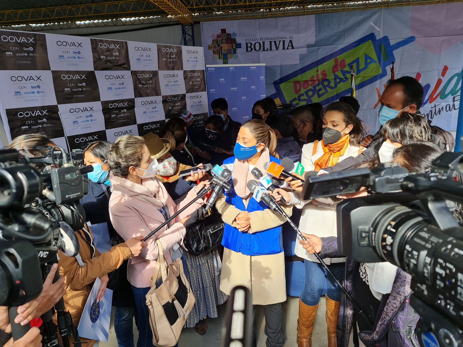 Autoridades reciben vacunas COVID-19 en Bolivia