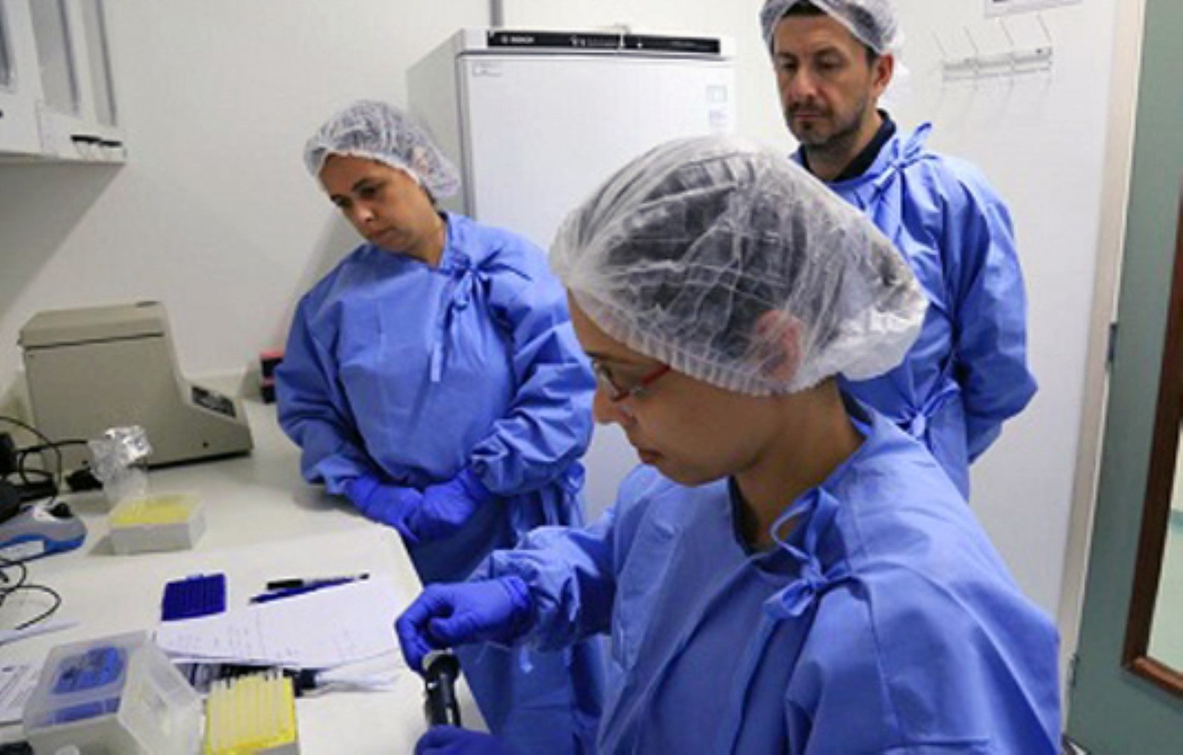 Personal de laboratorio recibe capacitación para hacer pruebas de COVID-19