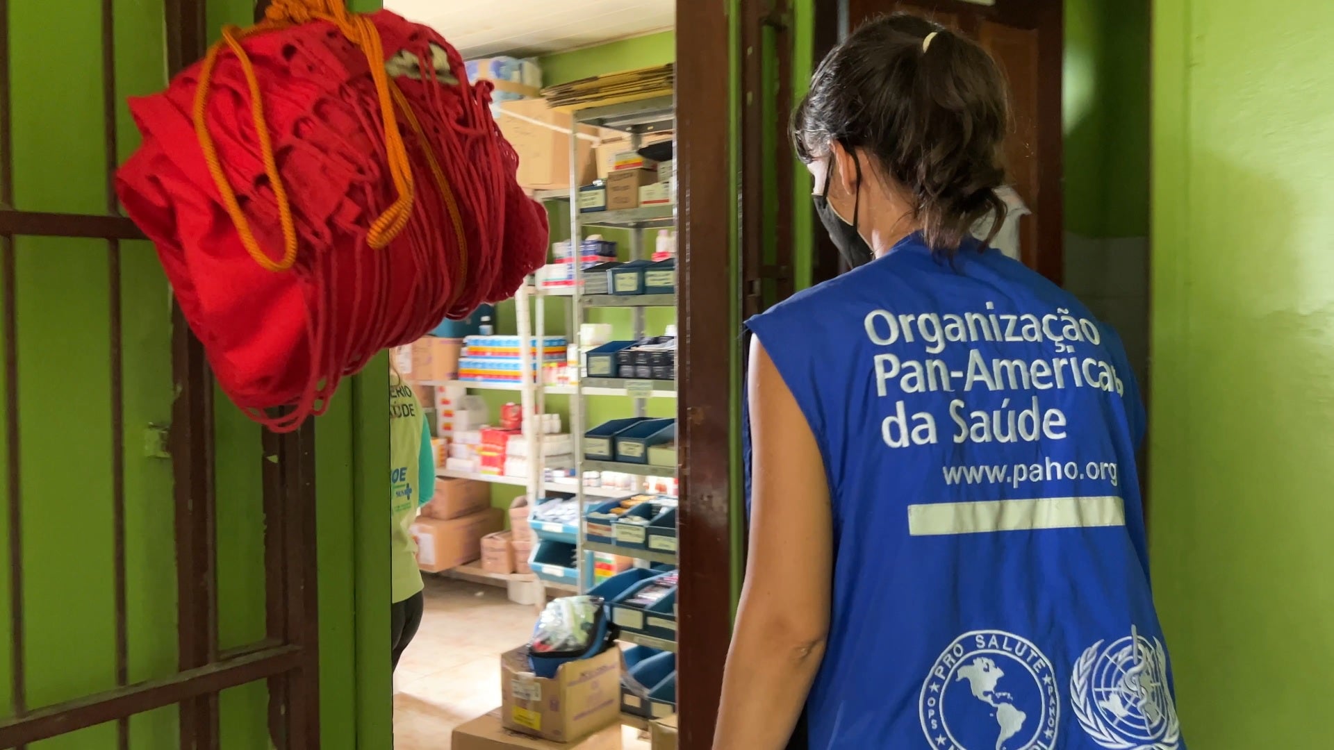 La OPS ha apoyado las acciones de Brasil para proporcionar servicios farmacéuticos y un mejor uso de los medicamentos y suministros estratégicos en la DSEI Yanomami. Foto: Karina Zambrana/MS/OPS/OMS.