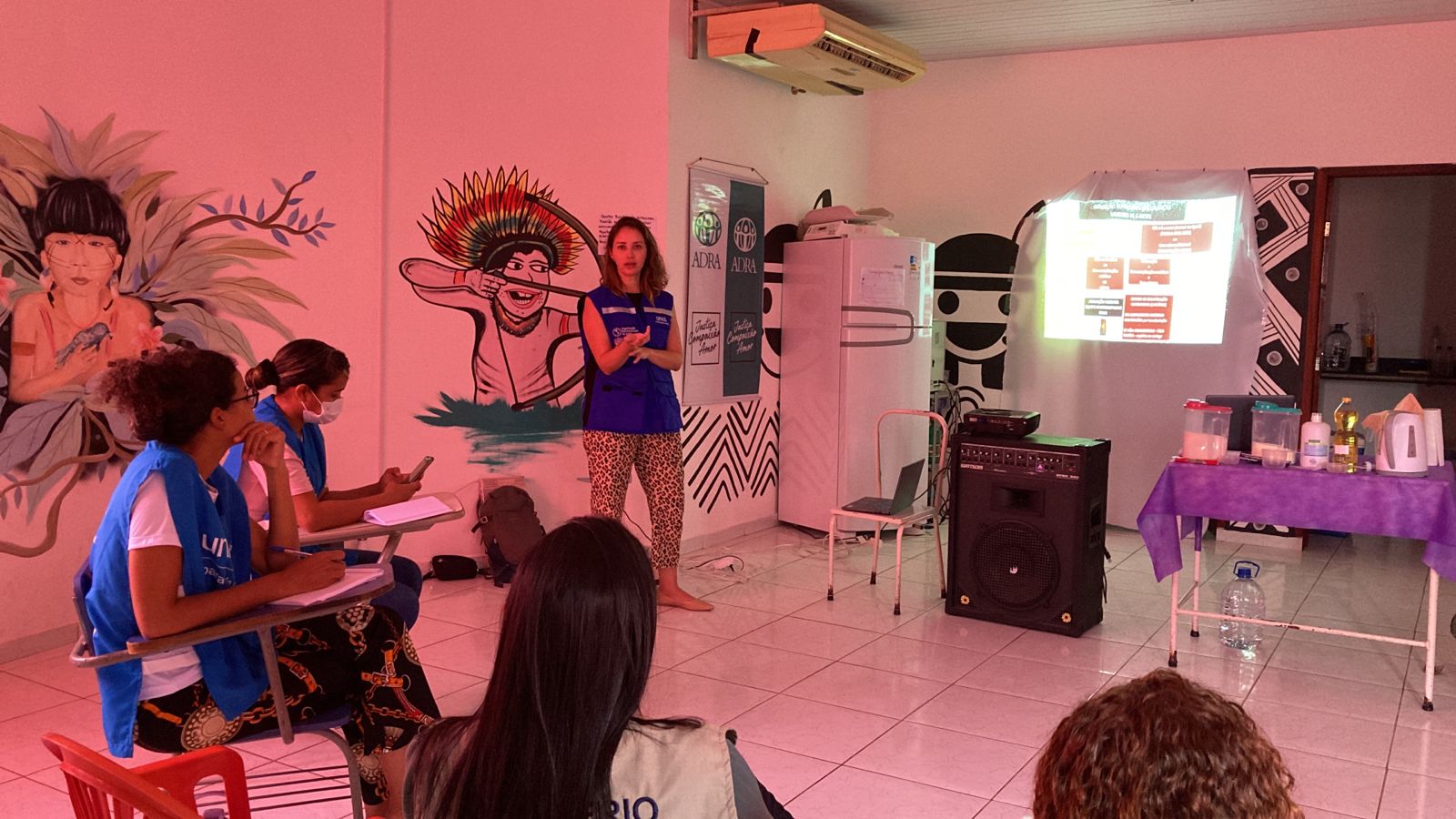 PAHO's nutrition consultant conducts a training for professionals who are working at Casai and the Yanomami DSEI.