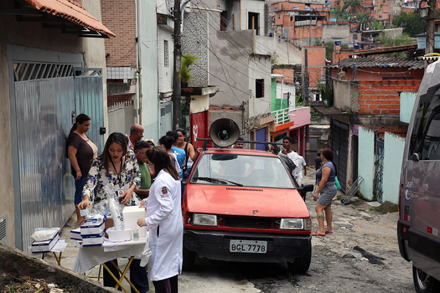 Because contact is already frequent and common between community health workers and residents in São Paulo, it is not difficult to find someone who will agree to share their garage, hallway or other space to help the vaccination effort. In the few cases they cannot find a space, the healthcare teams provide vaccination from a van.