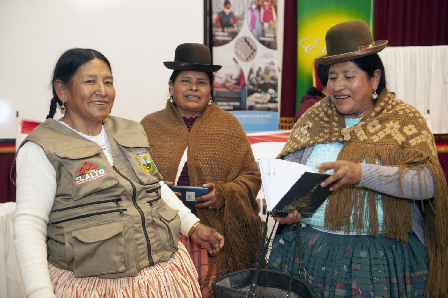 Ana Choque (left), head of traditional midwives in the municipality of El Alto, Bolivia, and members of the midwives’ association of El Alto, during a PAHO-hosted session to update their knowledge and improve interventions in sexual and reproductive health. 