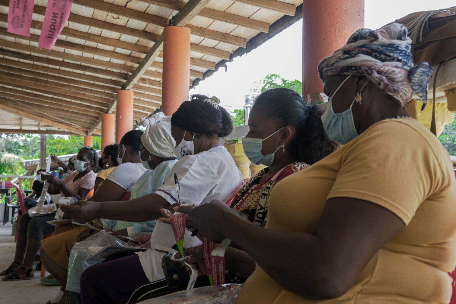 Midwives from Chocó participate in a PAHO training and learn how to use the measurement tape to identify warning signs during pregnancy.