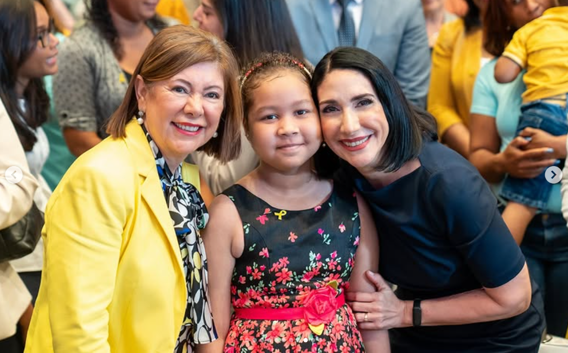 Representante de OPS y Primera Dama junto a niña en tratamiento contra el cancer infantil