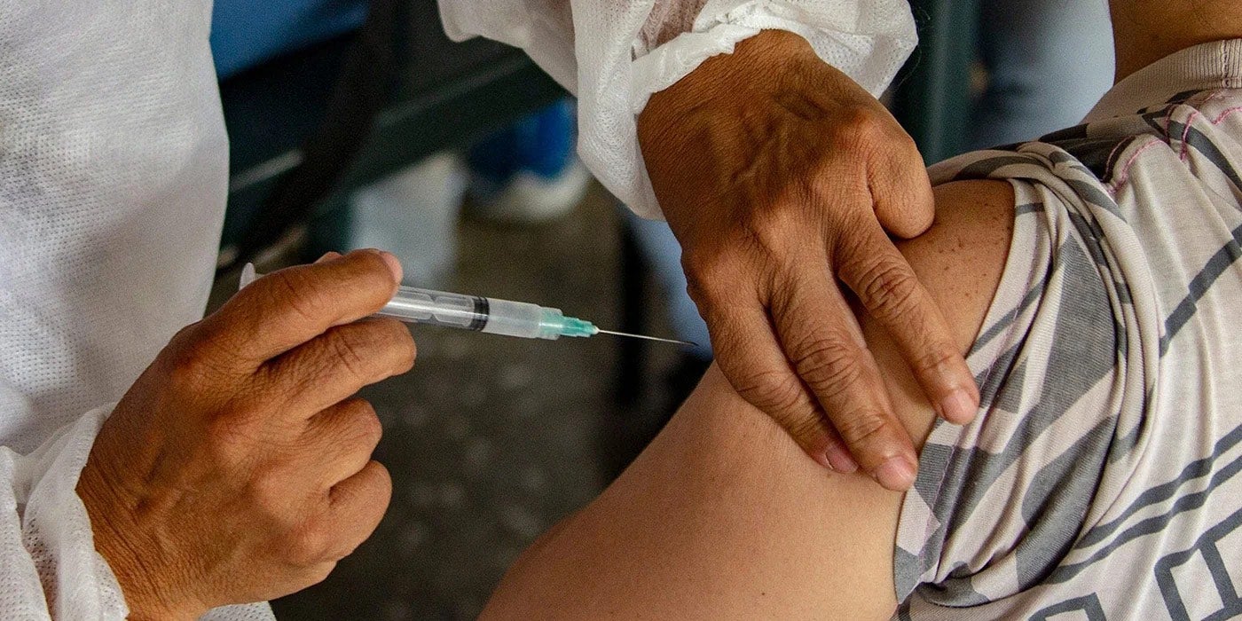 Homem recebe vacina