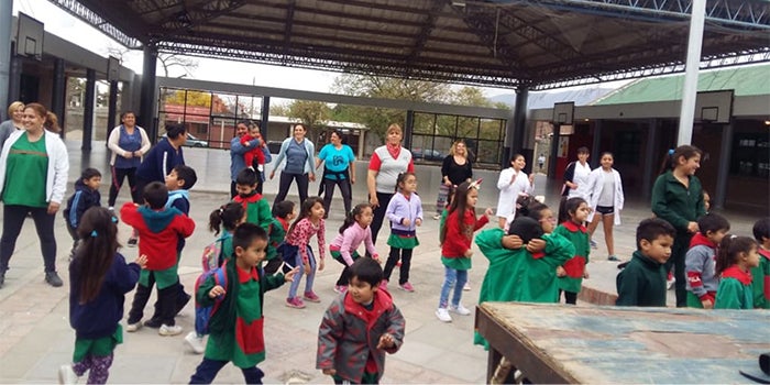 Niños haciendo ejercicio al aire libre