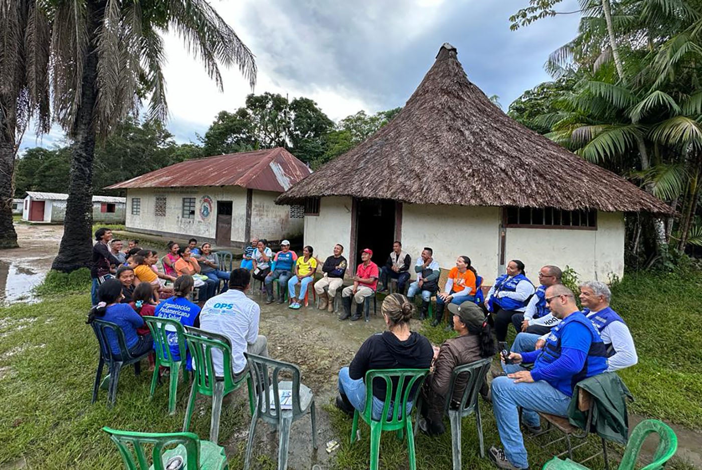 Encuentro entre integrantes de la OPS y las etnias jivi, curripaco, puinave y piaroa en el municipio Autana, estado Amazonas